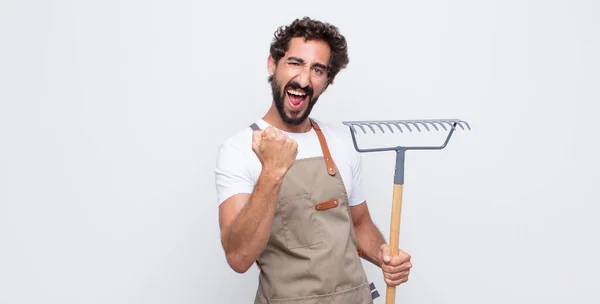 Jovem Gritando Triunfalmente Rindo Sentindo Feliz Animado Enquanto Celebra Sucesso — Fotografia de Stock