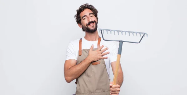 Junger Mann Glücklich Und Verliebt Lächelnd Mit Einer Hand Neben — Stockfoto