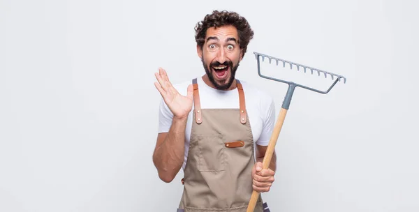 Joven Que Siente Sorprendido Emocionado Riendo Sorprendido Feliz Debido Una — Foto de Stock