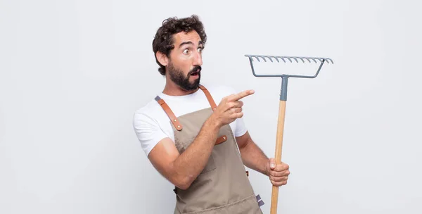 Joven Que Siente Sorprendido Sorprendido Señalando Mirando Hacia Arriba Con — Foto de Stock