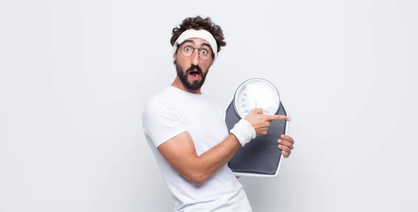 Ung Mann Som Glad Sjokkert Overrasket Som Dekker Munnen Med – stockfoto