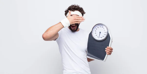 Junger Mann Lächelt Und Fühlt Sich Glücklich Bedeckt Die Augen — Stockfoto