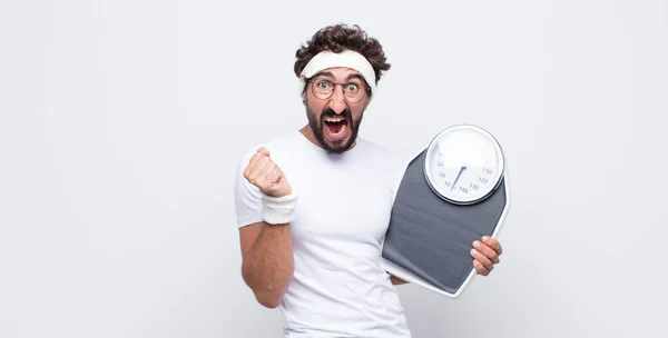 Junger Mann Schreit Aggressiv Mit Genervtem Frustriertem Wütendem Blick Und — Stockfoto