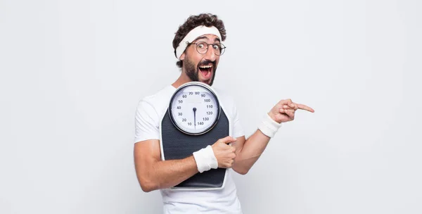 Jovem Rindo Parecendo Feliz Positivo Surpreso Percebendo Uma Ótima Ideia — Fotografia de Stock