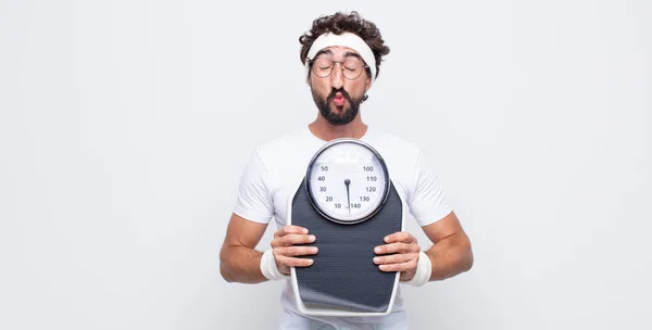 Jonge Man Drukken Lippen Samen Met Een Schattig Leuk Gelukkig — Stockfoto