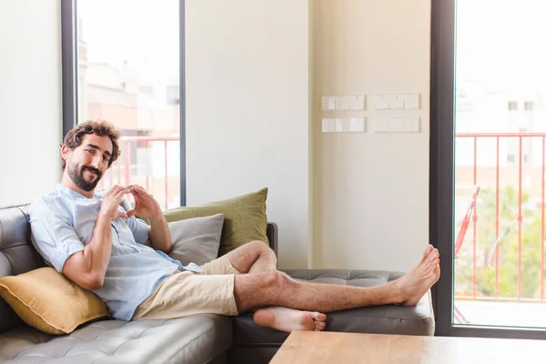 Joven Sonriendo Sintiéndose Feliz Lindo Romántico Enamorado Haciendo Forma Corazón — Foto de Stock