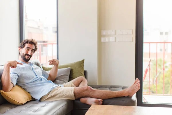 Joven Que Parece Orgulloso Positivo Casual Apuntando Pecho Con Ambas — Foto de Stock