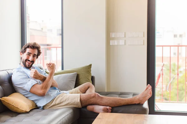 Jonge Man Lachend Vrolijk Feestend Met Vuisten Gebald Armen Gekruist — Stockfoto