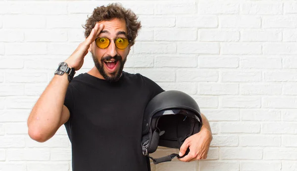 Jeune Homme Regardant Heureux Étonné Surpris Souriant Réalisant Bonnes Nouvelles — Photo