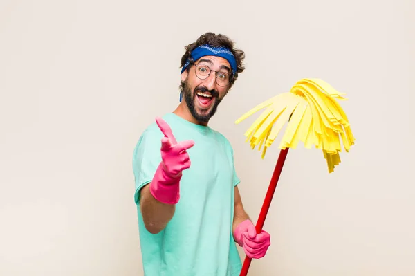 Ung Man Känner Sig Glad Cool Nöjd Avslappnad Och Framgångsrik — Stockfoto