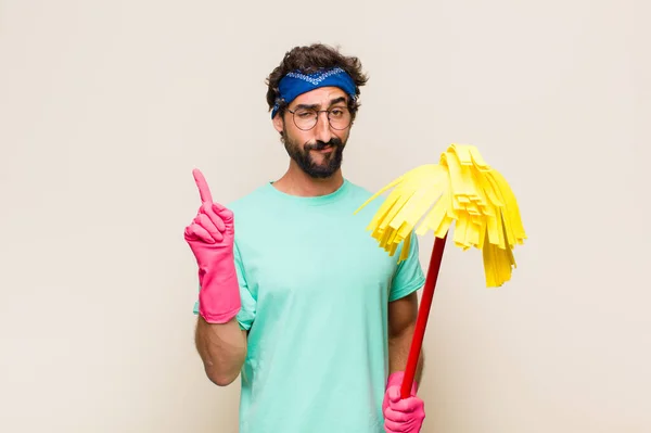 Giovane Uomo Sente Come Genio Tenendo Dito Orgogliosamente Aria Dopo — Foto Stock