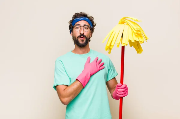 Ung Man Ser Glad Säker Och Pålitlig Ler Och Visar — Stockfoto