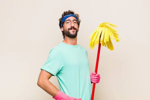 Jovem Sorrindo Alegre Casualmente Com Uma Expressão Positiva Feliz Confiante — Fotografia de Stock