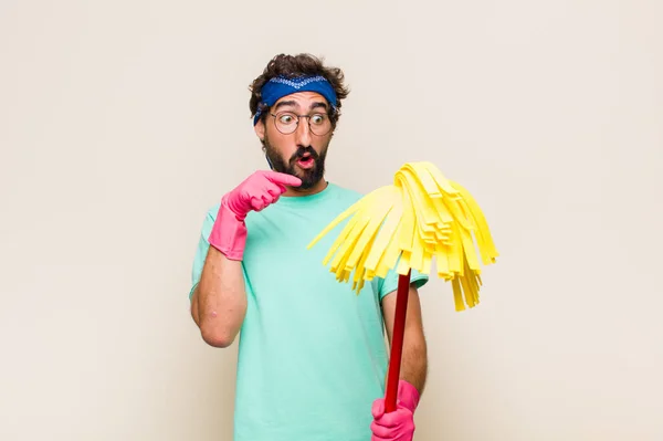 Junger Mann Ist Schockiert Mit Offenem Mund Und Erstaunt Blickt — Stockfoto