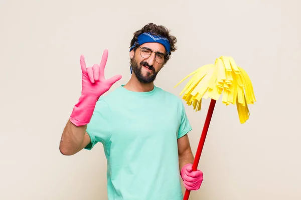 Ung Man Känner Sig Glad Rolig Självsäker Positiv Och Upprorisk — Stockfoto