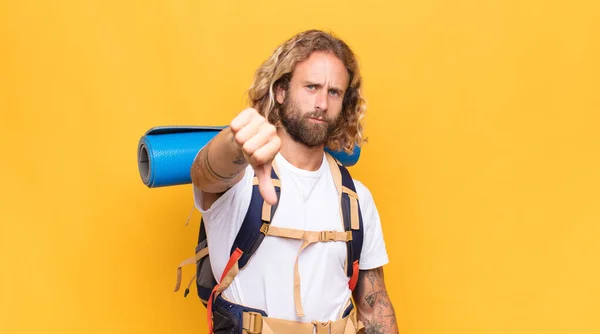 Blonder Mann Der Sich Kreuzt Wütend Genervt Enttäuscht Oder Unzufrieden — Stockfoto