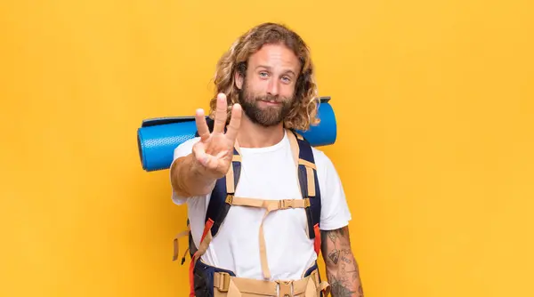 Blond Man Ler Och Ser Vänlig Visar Nummer Två Eller — Stockfoto