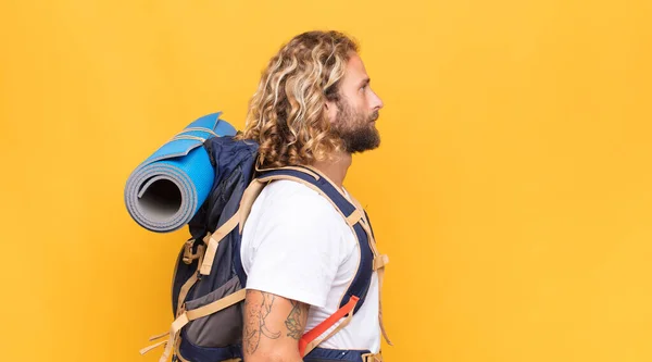 Blonde Man Profiel Bekijken Zoek Naar Ruimte Kopiëren Vooruit Denken — Stockfoto