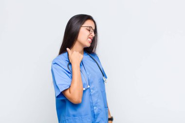 Güzel bir kadın stresli, endişeli, yorgun ve hayal kırıklığına uğramış, gömleğini çekmiş, sıkıntılı görünüyor.