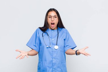 Güzel bir kadın son derece şok olmuş ve şaşırmış, endişeli ve panik içinde, stresli ve dehşete düşmüş bir bakışla