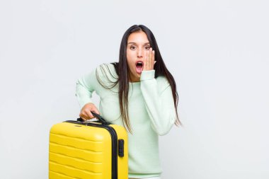 Güzel kadın şok olmuş ve korkmuş hissediyor, ağzı açık ve elleri yanaklarında korkmuş görünüyor.