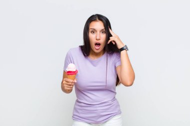 Güzel bir kadın şaşırmış, ağzı açık, şok olmuş, yeni bir düşünce, fikir ya da konsept keşfediyor.