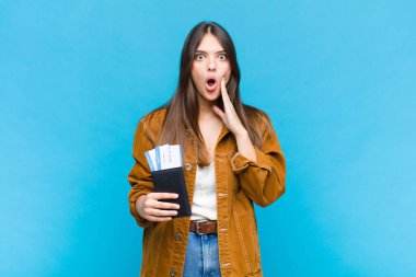 Güzel kadın şok olmuş ve korkmuş hissediyor, ağzı açık ve elleri yanaklarında korkmuş görünüyor.