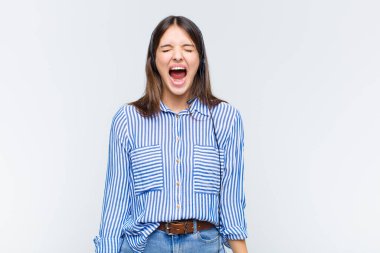 Güzel bir kadın agresif bir şekilde bağırıyor, sinirli, sinirli, öfkeli ya da sinirli görünüyor, hayır diye bağırıyor.