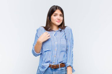 Güzel bir kadın kibirli, başarılı, pozitif ve gururlu görünüyor.