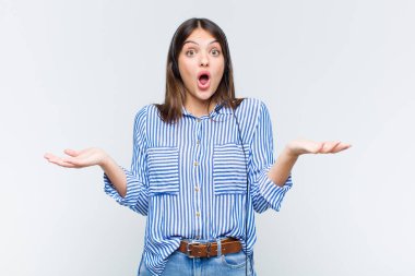 Güzel bir kadın ağzı açık ve şaşırmış, şok olmuş ve hayrete düşmüş.