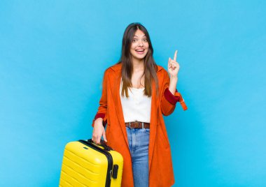 Güzel bir kadın omuz silkiyor, şaşkın ve kararsız hissediyor, kolları bağlı ve şaşkın bir şekilde şüpheye düşüyor.