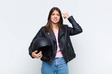 Güzel bir kadın kafası karışık ve şaşkın hissediyor. Deli, deli ya da aklını kaçırmış olduğunu gösteriyor.