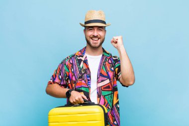 Genç adam şoke olmuş, heyecanlı ve mutlu, gülüyor ve başarıyı kutluyor,!