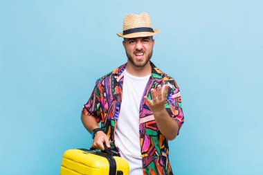 Genç adam sinirli, sinirli ve hayal kırıklığına uğramış görünüyor. Senin neyin var? 