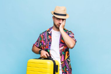 Sıkılmış, hayal kırıklığına uğramış ve uykulu hisseden genç bir adam yorucu, sıkıcı ve can sıkıcı bir görevin ardından, el ele tutuşarak