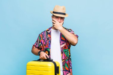 Delikanlı elleri ile ağzını kapatıyor, şok olmuş, şaşırmış bir ifadeyle, sır saklıyor ya da 