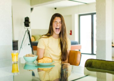 Güzel bir kadın agresif bir şekilde bağırıyor, sinirli, sinirli, öfkeli ya da sinirli görünüyor, hayır diye bağırıyor.