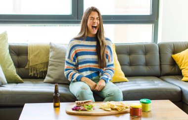 Güzel bir kadın agresif bir şekilde bağırıyor, sinirli, sinirli, öfkeli ya da sinirli görünüyor, hayır diye bağırıyor.