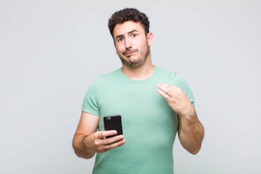 Genç adam kibirli, başarılı, pozitif ve gururlu görünüyor.