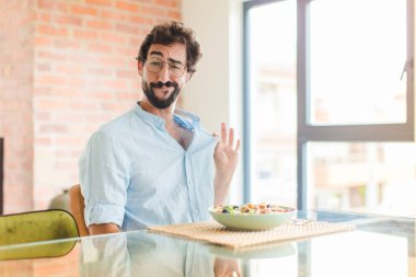 Sakallı adam kibirli, başarılı, pozitif ve gururlu görünüyor.