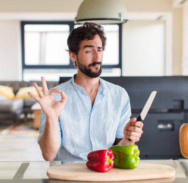Sakallı adam kendini mutlu, rahat ve tatmin olmuş hissediyor.