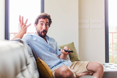 Sakallı adam ağzı açık ve şaşırmış, şok olmuş ve hayrete düşmüş inanılmaz bir sürprizle