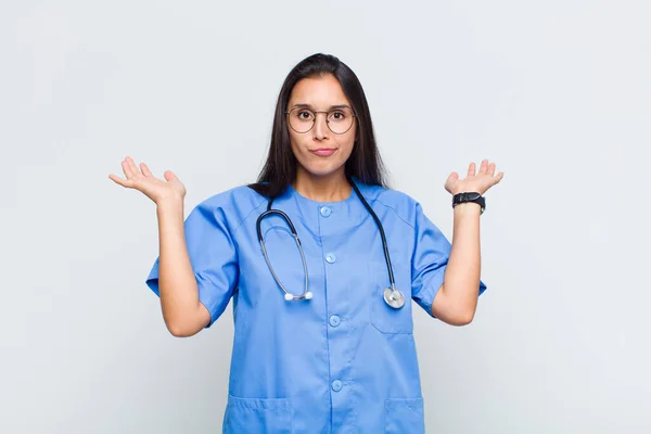 Hübsche Frau Die Sich Verwirrt Und Verwirrt Fühlt Zweifelt Wägt — Stockfoto