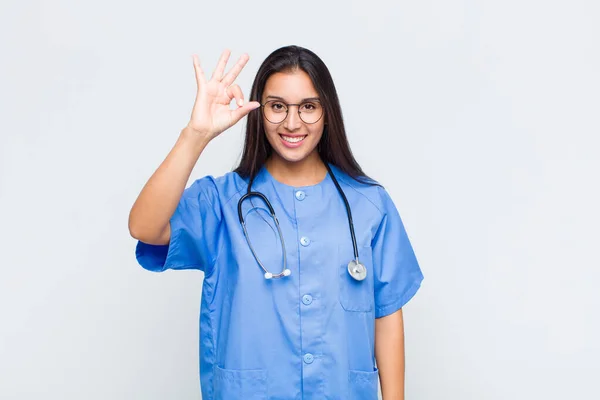 Hübsche Frau Fühlt Sich Glücklich Entspannt Und Zufrieden Zeigt Zustimmung — Stockfoto