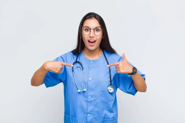 Hübsche Frau Die Sich Glücklich Überrascht Und Stolz Fühlt Und — Stockfoto