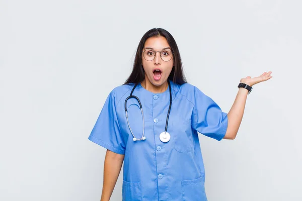 Pretty Woman Looking Surprised Shocked Jaw Dropped Holding Object Open — Stock Photo, Image