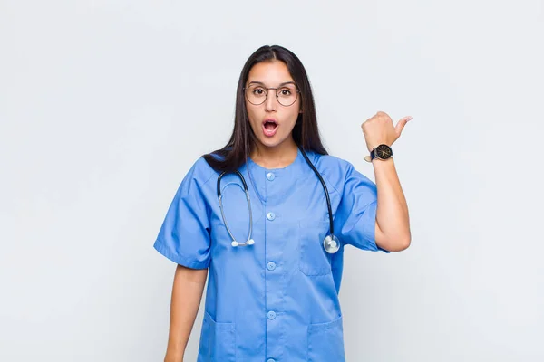 Hübsche Frau Schaut Erstaunt Ungläubig Zeigt Auf Gegenstand Der Seite — Stockfoto