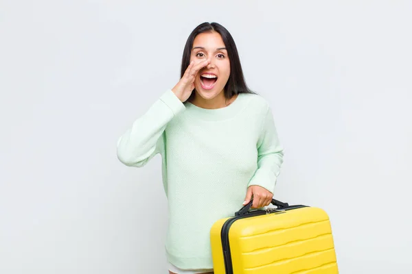 Hübsche Frau Die Sich Glücklich Aufgeregt Und Positiv Fühlt Schreit — Stockfoto