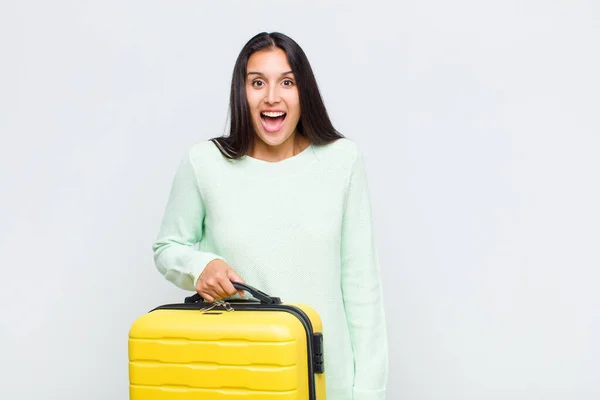 Mujer Bonita Mirando Feliz Gratamente Sorprendido Emocionado Con Una Expresión — Foto de Stock