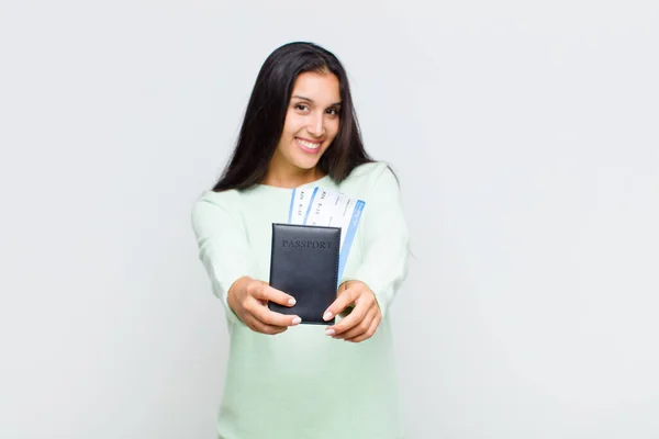 Mulher Bonita Sorrindo Feliz Com Amigável Confiante Olhar Positivo Oferecendo — Fotografia de Stock